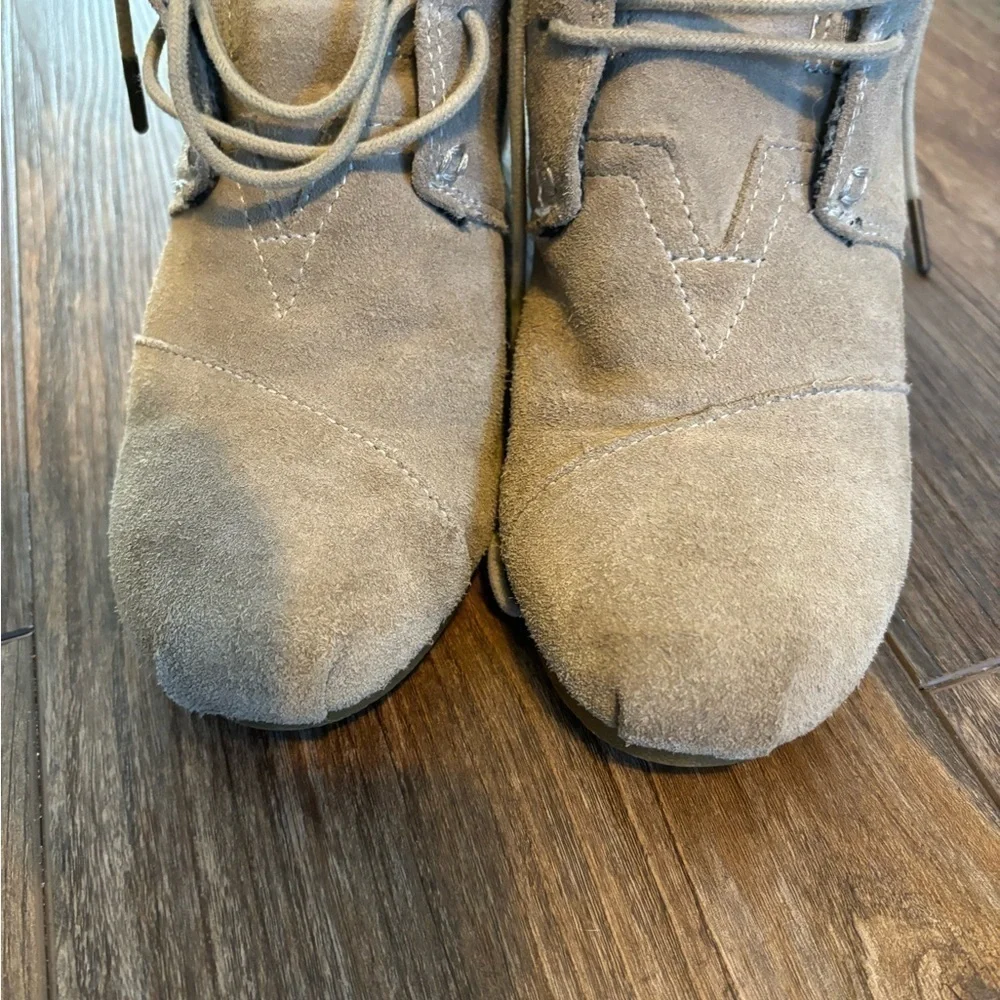 Tom Wedge suede, Booties size 9